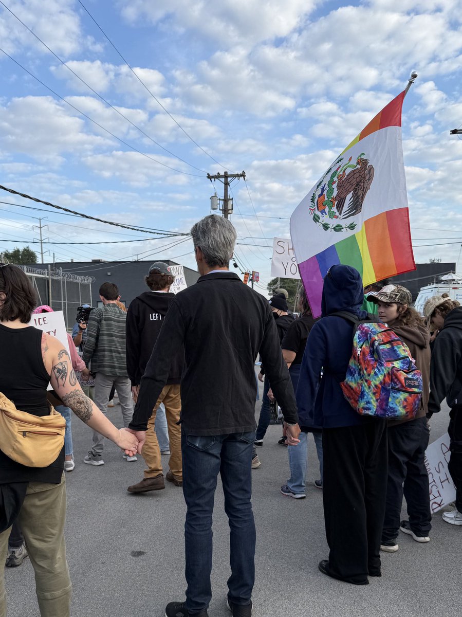 DanielBiss's tweet image. Here’s a bit of what we have been experiencing this morning at the Broadview ICE detention center. 

At 8:45 a.m. they began announcing dispersal orders, which have continued regularly since then.

We are not budging. We are committed  to protecting our communities.