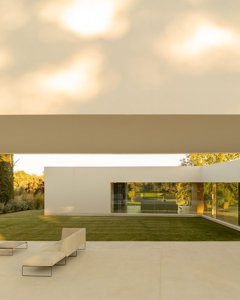 NEW PROJECT FINISHED | VILLA LAGO⁣
The villa is conceived from the idea of dissolving its architecture into the natural environment, like a growing element or a sequence of forms found in nature.
⁣
#fransilvestrearquitectos #architecture #architecturephotography