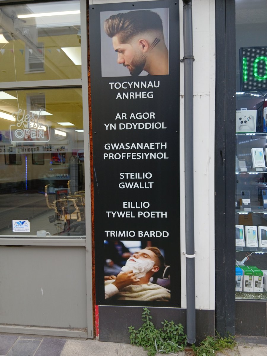 Os digwydd i chi wŷr llên fod ym Mangor, galwch heibio i'r barbwr gyferbyn â Swyddfa'r Post am wasanaeth arbennig.