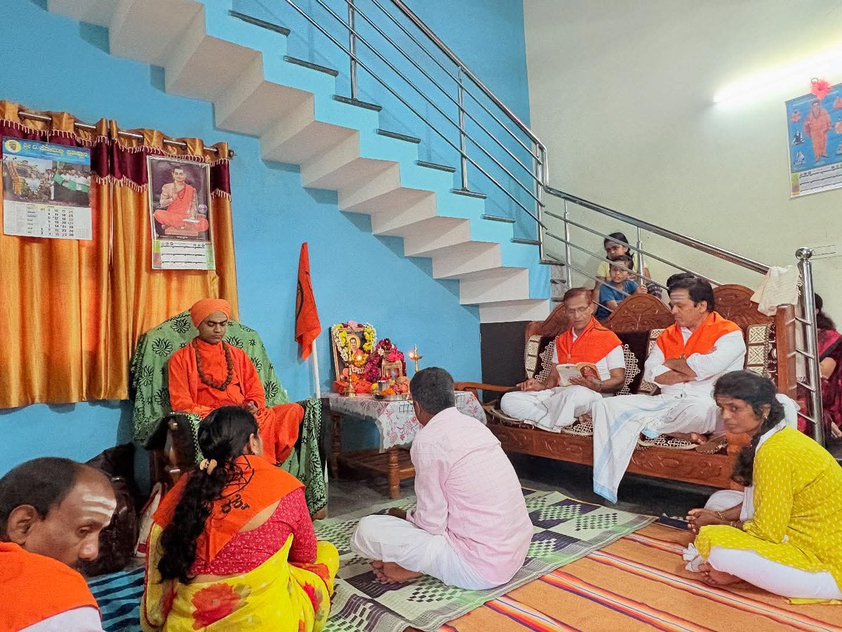 basavayogi8's tweet photo. ಅಕ್ಟೋಬರ್ 5 ರಂದು ಬೆಂಗಳೂರಿನ ಅರಮನೆ ಮೈದಾನದಲ್ಲಿ ಜರುಗುವ "ಬಸವ ಸಂಸ್ಕೃತಿ ಅಭಿಯಾನ" ಸಮಾವೇಶದ ಪ್ರಚಾರ ಕಾರ್ಯಕ್ರಮವು ಚಿಕ್ಕಮಗಳೂರಿನ ತರೀಕೆರೆ ತಾಲ್ಲೂಕಿನ ಹಾದಿಕೆರೆ ಗ್ರಾಮದಲ್ಲಿ ಪೂಜ್ಯ ಶ್ರೀ ಸದ್ಗುರು ಬಸವಯೋಗಿ ಸ್ವಾಮೀಜಿಯವರ ನೇತೃತ್ವದಲ್ಲಿ ಜರುಗಿತು.
#BasavaSamskrutiAbhiyana #SamskrutikaNayakaBasavanna #Basavanna https://t.co/olS3bFMO7O