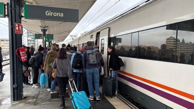 <a href="/salvadorilla/">Salvador Illa Roca</a> <a href="/oscar_puente_/">Oscar Puente</a> <a href="/jasantano/">Jose Antonio Santano</a> <a href="/Adif_es/">Adif</a> <a href="/aena/">Aena</a> <a href="/SilviaPaneque/">Sílvia Paneque</a> <a href="/manelnadal63/">Manel Nadal Farreras</a> <a href="/territoricat/">Territori</a> <a href="/transportesgob/">Ministerio Transportes y Movilidad Sostenible</a> <a href="/vadorverges/">Salvador Vergés i… Tejero!</a> <a href="/estercapella/">Ester Capella Farré</a> <a href="/joanbague/">Joan Bagué i Roura</a> <a href="/Marta_Serrano/">🏳️‍🌈🏳️‍⚧️🚌 Marta Serrano 💚</a> <a href="/IsidreGavin/">Isidre Gavín</a> <a href="/PujolBonell/">Eduard Pujol i Bonell 🎗</a> <a href="/jterrades/">Jordi Terrades</a> <a href="/peremacias1/">pere macias i arau</a> <a href="/trentramcb/">Tren-Tram de la Costa Brava</a> <a href="/trenolot/">Amics del Tren Olot-Girona</a> <a href="/AngelesEsteller/">Ángeles Esteller</a> <a href="/AndresBelloSanz/">Andrés Bello</a> <a href="/InesGranollers/">Ines Granollers</a> <a href="/sarabailac/">Sara Bailac Ardanuy</a> <a href="/EtnaEF/">Etna Estrems Fayos</a> <a href="/alcaldegi/">Alcalde de Girona</a> <a href="/DiputacioGirona/">Diputació de Girona</a> <a href="/cambragirona/">Cambra de Girona</a> <a href="/ftenc/">Francesc Ten 🎗</a> <a href="/MartaMadrenas/">Marta Madrenas 🎗</a> <a href="/sanchezcastejon/">Pedro Sánchez</a> <a href="/JosepBoira/">Josep Vicent Boira Maiques</a> <a href="/Corredor_Med/">Corredor Mediterráneo #QuieroCorredor</a> <a href="/Somiatwiter/">Antoni MartiMonterde</a> <a href="/joanvilallanars/">JVila Renovables, aigua i aliments</a> <a href="/AVEmpresarios/">AVE</a> <a href="/FomentTreball/">Foment del Treball Nacional</a> <a href="/Pimec/">Pimec</a> <a href="/SanzVitorio/">Juan José Sanz Vitorio</a> <a href="/HectorPalenciaR/">Héctor Palencia Rubio</a> <a href="/Trentramolotgir/">Tren-tram Olot-Banyoles-Girona</a> <a href="/AfectRodalies/">Afectats Rodalies</a> <a href="/rodalies/">Rodalies Catalunya</a> <a href="/juanBravoBaena/">Juan Bravo Baena</a> <a href="/NunezFeijoo/">Alberto Núñez Feijóo</a> <a href="/herrerobono/">Alberto Herrero</a> <a href="/AntonioSilvan_/">Antonio Silván</a> <a href="/MarcLamua/">Marc Lamuà Estañol</a> <a href="/Blanca_Cercas/">Blanca Cercas Mena</a> <a href="/ConsolCantenys/">Consol Cantenys</a> 🔴Moción ciudadana x la K se reprueba a <a href="/oscar_puente_/">Oscar Puente</a> y se insta al Gobierno a la adopción de determinadas medidas como efectuar el traspaso inmediato,efectivo y completo de las #Rodalíes,
dirigidas a resolver la gravísima situación Q atraviesa el sistema ferroviario de #Girona