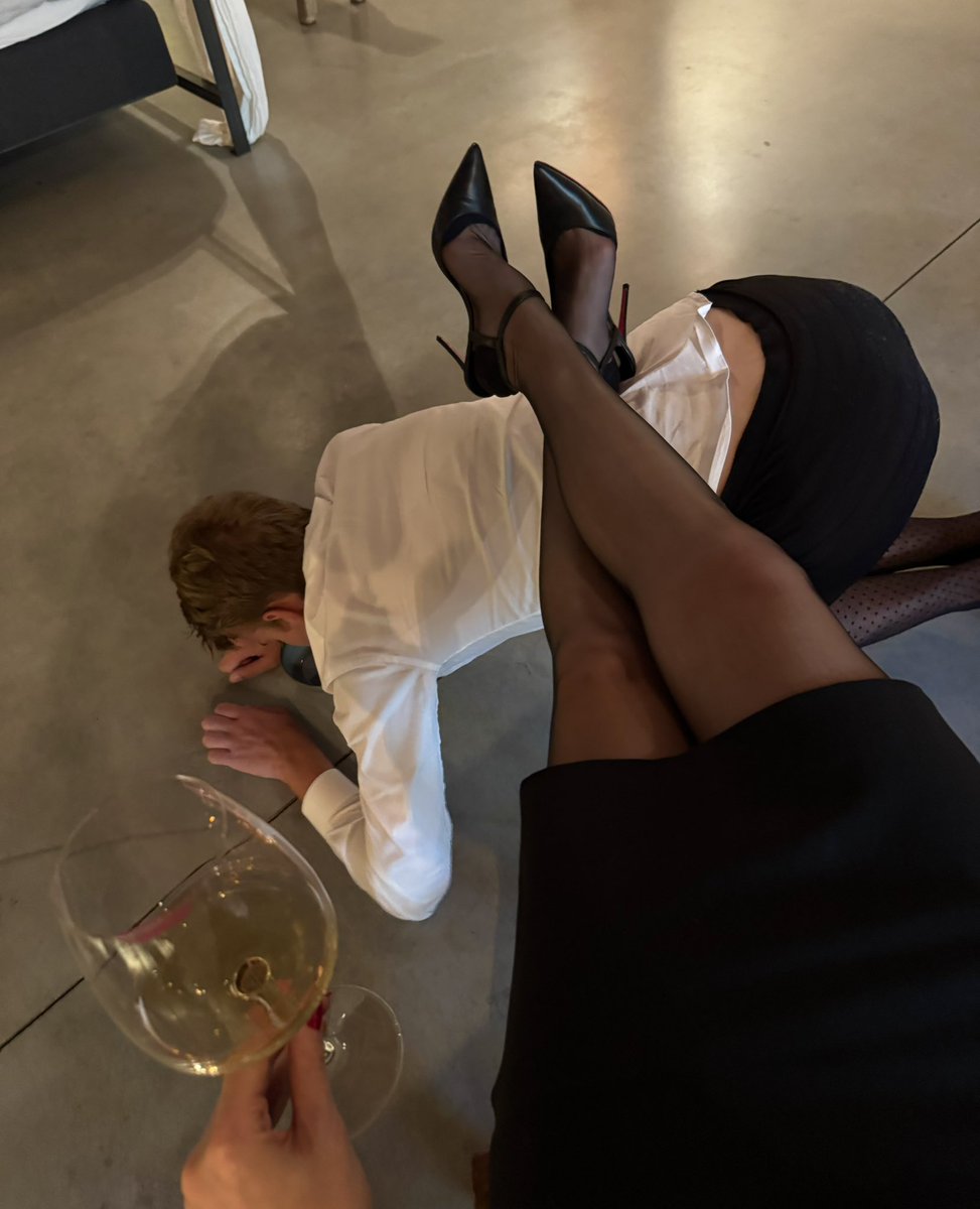 New office furniture for the Goddess.

👠