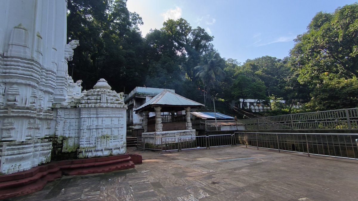 SubhenduDash22's tweet photo. Chandrashekhar Mahadev Temple on Kapilash Hill, Dhenkanal, Odisha – a 13th-century marvel at 2,239 ft, nestled in lush forests with deep spiritual roots !

 #OdishaTemples #Kapilash #Dhenkanal #ShivaWorship https://t.co/ep3BkQHbaF