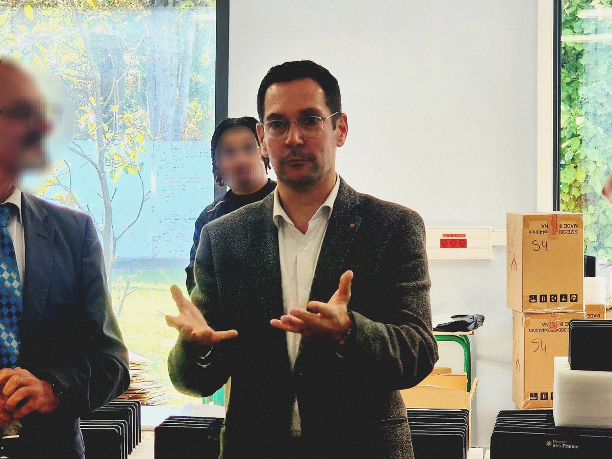 xaviermelki's tweet photo. Au lycée Fragonard de #LIsleAdam pour remettre leurs ordinateurs aux 2ndes.
L'occasion de rappeler qu'avec @vpecresse :
đČ +300⏠dâaides dans l'application #Labaz
đš 6,6 mds ⏠pour construire et rĂ©nover
đźđŒââïž 2/3 des lycĂ©es video-protĂ©gĂ©s
đœïž Des repas dĂšs 0,50âŹ
#IleDeFrance https://t.co/MVOtli7rxy