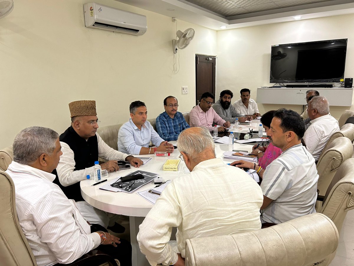 आज भाजपा मुख्यालय जम्मू में संगठनात्मक बैठक की अध्यक्षता की, जिसमें पार्टी की आगामी गतिविधियों पर चर्चा हुई।