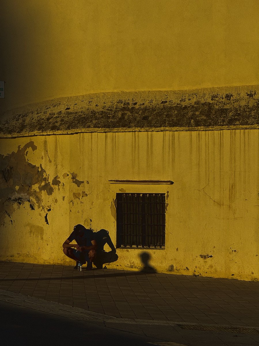 Dicen que #Málaga tiene un sol especial. Durante varios días y meses estaré caminando la ciudad para capturar solo la ciudad y su luz. Construiré este hilo sin prisa, solo con imágenes.

Es una pequeña carta de amor para Málaga.
Espero les guste.

🔽