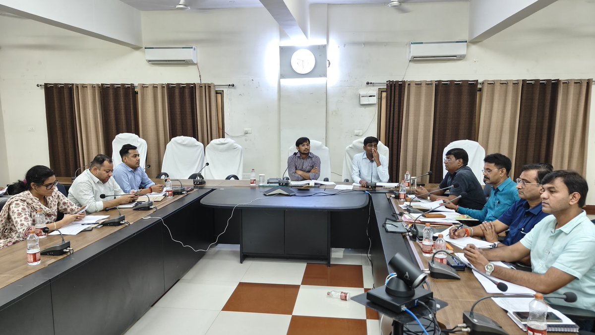 dmchandauli's tweet photo. आगामी त्रिस्तरीय पंचायत सा.निर्वाचन 2026 हेतु वृहद पुनरीक्षण की तैयारी हेतु बैठक का आयोजन किया गया। सुपर वाइजर एवं उच्च संबंधित अधिकारियों को निर्वाचन आयोग के मंशानुरूप जरूरी दिशा निर्देश दिए गए। @CMOfficeUP @UPGovt @ChiefSecyUP @InfoDeptUP @ceoup https://t.co/VTYVlptwv1