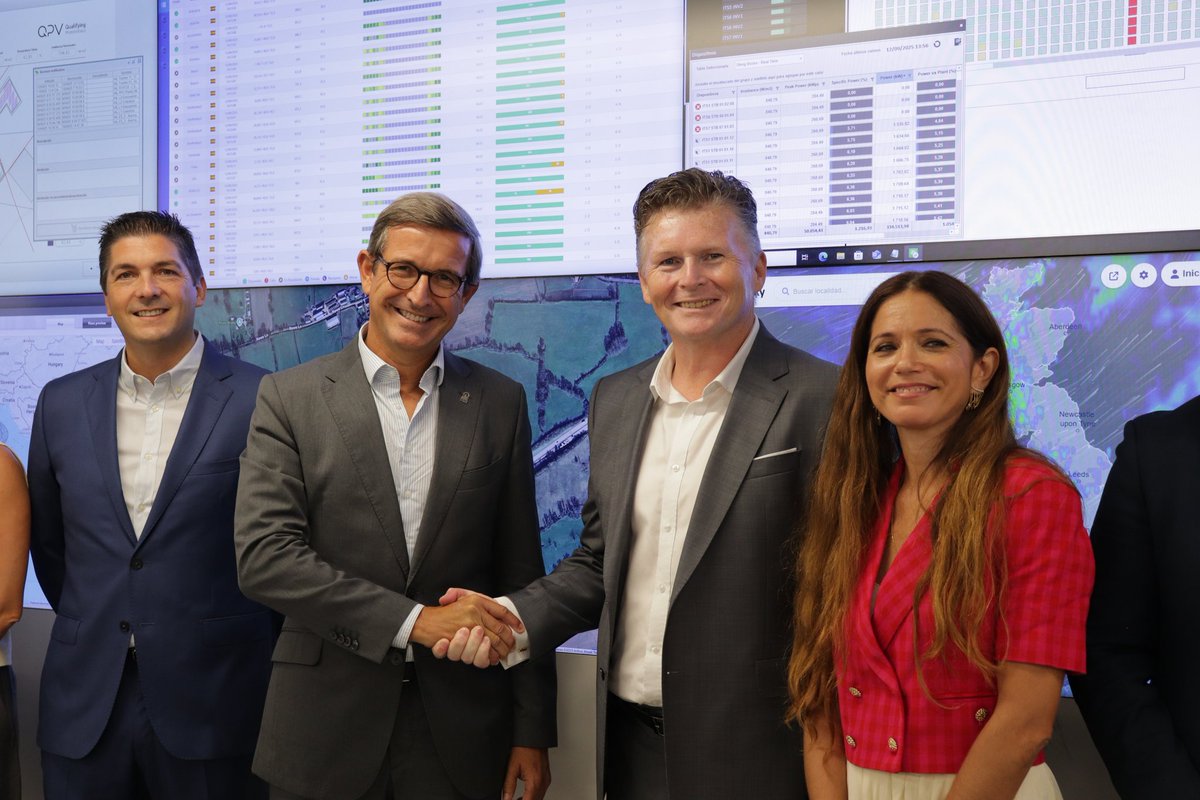ParadelaJSr's tweet photo. Las renovables pueden ofrecer soluciones en contextos complejos como guerras o crisis humanitarias. Lo saben bien en @_QuintasEnergy, empresa sevillana que visitamos, que ha donado placas fotovoltaicas con baterías para suministrar luz estable a un importante hospital en Ucrania. https://t.co/MsSqn7d1mB