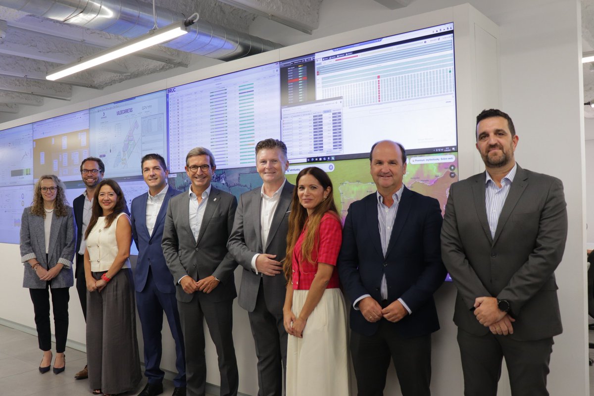 ParadelaJSr's tweet photo. Las renovables pueden ofrecer soluciones en contextos complejos como guerras o crisis humanitarias. Lo saben bien en @_QuintasEnergy, empresa sevillana que visitamos, que ha donado placas fotovoltaicas con baterías para suministrar luz estable a un importante hospital en Ucrania. https://t.co/MsSqn7d1mB