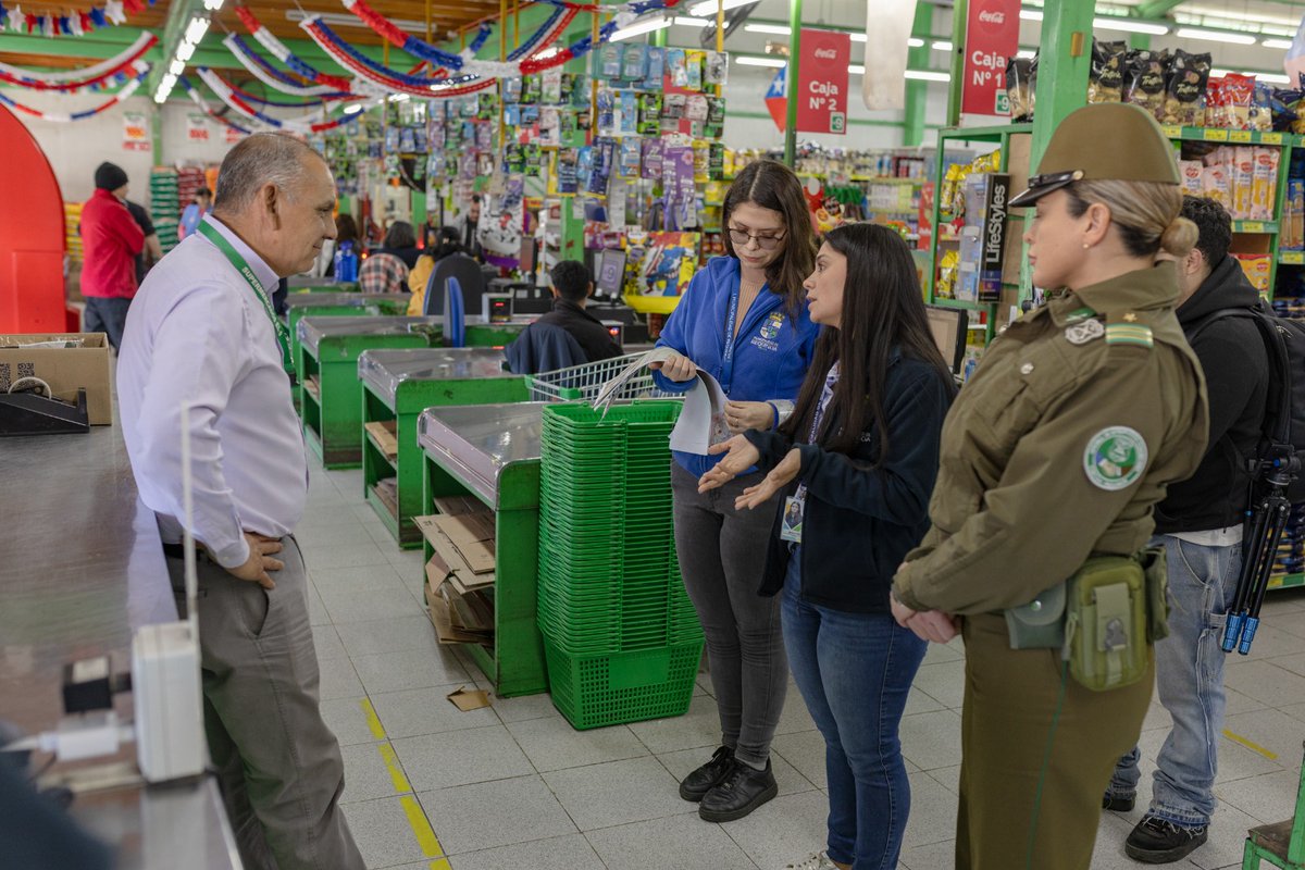 SRequinoa's tweet photo. El día 10/09 realizamos en conjunto de Carabineros  e Inspectores municipales campaña preventiva en contexto de fiestas patrias.
En esta oportunidad nos dirigimos a las botillerias y locales de expendio de bebidas alcohólicas, con el objetivo de reforzar la Ley 19.925. https://t.co/xDH2Shhw4M