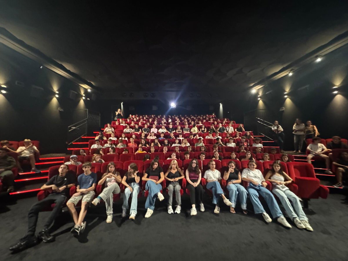 🎬 400 élèves du Lycée Laetitia ont assisté à l’avant-première de TKT, un film coup de poing sur le harcèlement scolaire et le cyberharcèlement.

👉 La projection a été suivie d’un débat animé par la Maison des Ados du Pays Ajaccien.
🧡 Orange s’engage aux côtés des jeunes pour