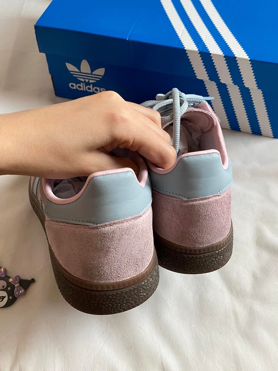 yarkjasaleka's tweet photo. Adidas Handball Spezial 💗🩵ส่งต่อ 3,000 จาก 6,500
Color: Clear Pink / Wonder Blue 
Size : 25.5 cm.
ใส่เอง ซื้อจาก Shop ญี่ปุ่น🌸 สนใจทักแชทได้เลยค่า ส่งฟรีค่ะ 
#adidasthailand #รองเท้ามือสองของแท้ #ส่งต่อadidas #รองเท้าผ้าใบมือสองของแท้ https://t.co/rcXDN5QQxl