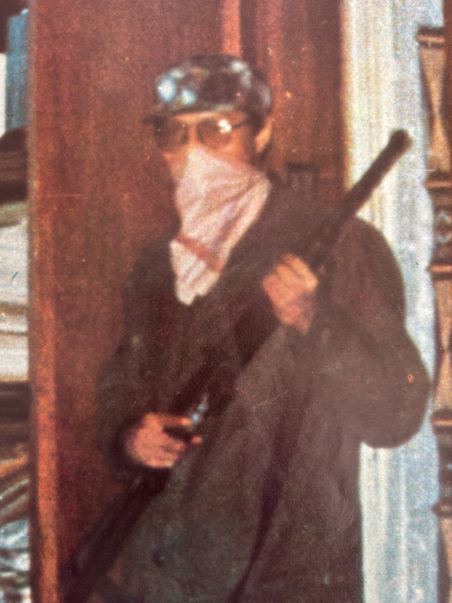 ‼️Aquí otra foto inédita del Cacas armado‼️

¡Qué vergüenza Colombia caer tan bajo!