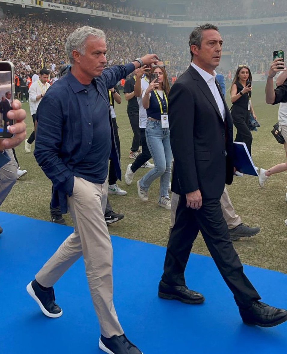 Ali koc (The outgoing President of Fenerbahce) claims ;

   "Fenerbahce’s football DNA is attacking, offensive and dominant."

But with the said football DNA Fenerbahce under the incompetent Ali Koc, has registered ZERO League Titles in 7 solid years.

So who's the problem ?