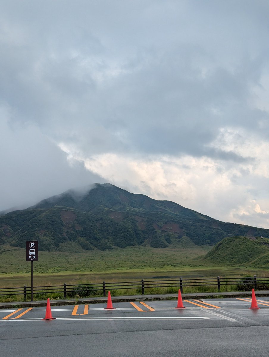 harutabi_108's tweet photo. 今日は朝から金峰山行く予定だったけど寝坊したので、思いつきで車借りて阿蘇山まで行ってきた！
日本一周中は規制で火口まで行けなかったけど、今回は火口まで見に行けた！
リベンジ達成できてよかった〜
天気は曇りだったけど、景色は最高だった！
なんとか熊本らしいことできた！
#阿蘇山
#熊本 https://t.co/48EX4tIkfC