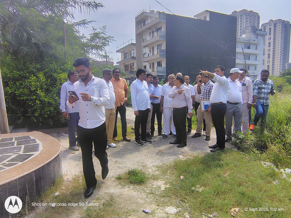 noida_authority's tweet photo. आज, दिनांक 12.09.2025 को नौएडा प्राधिकरण के महाप्रबंधक श्री ए.के. अरोड़ा द्वारा सैक्टर-116 एवं 117 में अनुरक्षण एवं विकास कार्यों का निरीक्षण किया गया। निरीक्षण के दौरान क्षेत्र में स्वच्छता, हरियाली एवं विकास सम्बन्धी कार्यों की समीक्षा की गई तथा सम्बंधित अधिकारियों को आवश्यक दिशा-निर्देश प्रदान किए गए।

इस अवसर पर जन स्वास्थ्य विभाग, उद्यान विभाग एवं RWA प्रतिनिधि भी उपस्थित रहें।

#NoidaAuthority
#NoidaUpdates
#PublicWelfare
#SmartGovernance
#UrbanDevelopment
#CleanNoidaGreenNoida