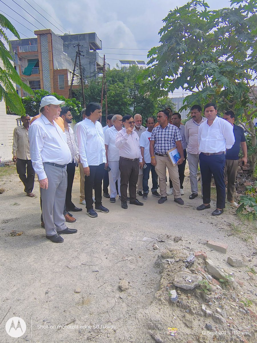 noida_authority's tweet photo. आज, दिनांक 12.09.2025 को नौएडा प्राधिकरण के महाप्रबंधक श्री ए.के. अरोड़ा द्वारा सैक्टर-116 एवं 117 में अनुरक्षण एवं विकास कार्यों का निरीक्षण किया गया। निरीक्षण के दौरान क्षेत्र में स्वच्छता, हरियाली एवं विकास सम्बन्धी कार्यों की समीक्षा की गई तथा सम्बंधित अधिकारियों को आवश्यक दिशा-निर्देश प्रदान किए गए।

इस अवसर पर जन स्वास्थ्य विभाग, उद्यान विभाग एवं RWA प्रतिनिधि भी उपस्थित रहें।

#NoidaAuthority
#NoidaUpdates
#PublicWelfare
#SmartGovernance
#UrbanDevelopment
#CleanNoidaGreenNoida