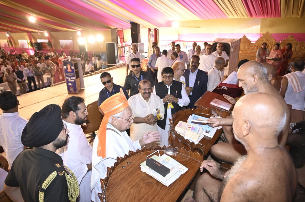 Dev_Brahmachari's tweet photo. विश्व-मैत्री महोत्सव,गुणायतन परिसर
श्री सम्मेद शिखर जी की पावन धरा पर भव्य आयोजन सम्पन्न।राज्यपाल श्री श्री आरिफ मोहम्मद खां और सांसद श्री चंद्रप्रकाश चौधरी की उपस्थिति ने इसे और भी गौरवपूर्ण बनाया।

शुभारंभ: दीप प्रज्वलन और आचार्य श्री विद्यासागर जी एवं आचार्य श्री समय सागर जी के मंगल चित्र अनावरण।
गुरुवंदना: पूज्य आर्यिका रत्न गुरुमति माताजी एवं पूज्य आर्यिका दृढ़मति माताजी ससंघ।

सम्मानित हुए:
पंकज सोनी, डॉ. संजय कुमार, ब्रह्मचारी धीरज भैयाजी, अजय जैन गंगवाल, श्रीमती मोनिला जैन

आयोजन समन्वय: मनोज चयन इशिका, अजय जैन गंगवाल
सहयोगी: श्री ताराचंद जैन, संजय पाटनी, सानो पाटनी, बीरेन्द्र जैन गुणायतन (मुख्य जन संपर्क अधिकारी)

हजारों श्रद्धालुओं ने इस महोत्सव को ऐतिहासिक बना दिया।

#विश्वमैत्रीमहोत्सव #सम्मेदशिखरजी #धर्मऔरमैत्री #महावीरायतन #झारखंड #SpiritualEvent