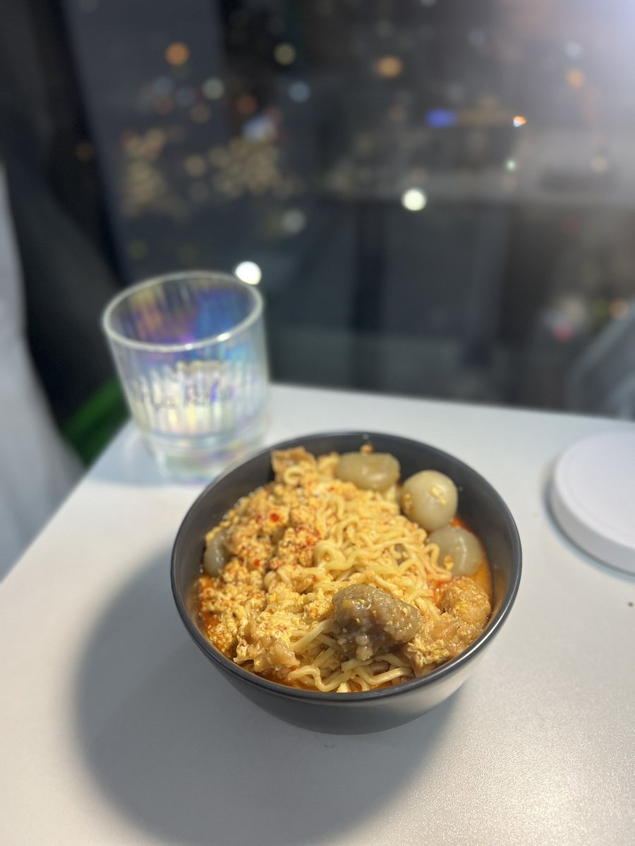 retroviles's tweet photo. 🎀 BAKSO ACI &amp; PANGSIT MERCON

Gue gasuka bakso aci tp ini enak BANGET. Cinta banget sama Neng Jinju

Kuahnya medok, isinya banyak, isi bakso acinya pun bervariasi (ayam, pecel, tulang rangu). Gak kayak makanan instan. Dibikin nyemek the best🤤

https://t.co/AaeP5T7dMI https://t.co/Hh2UbntVVR