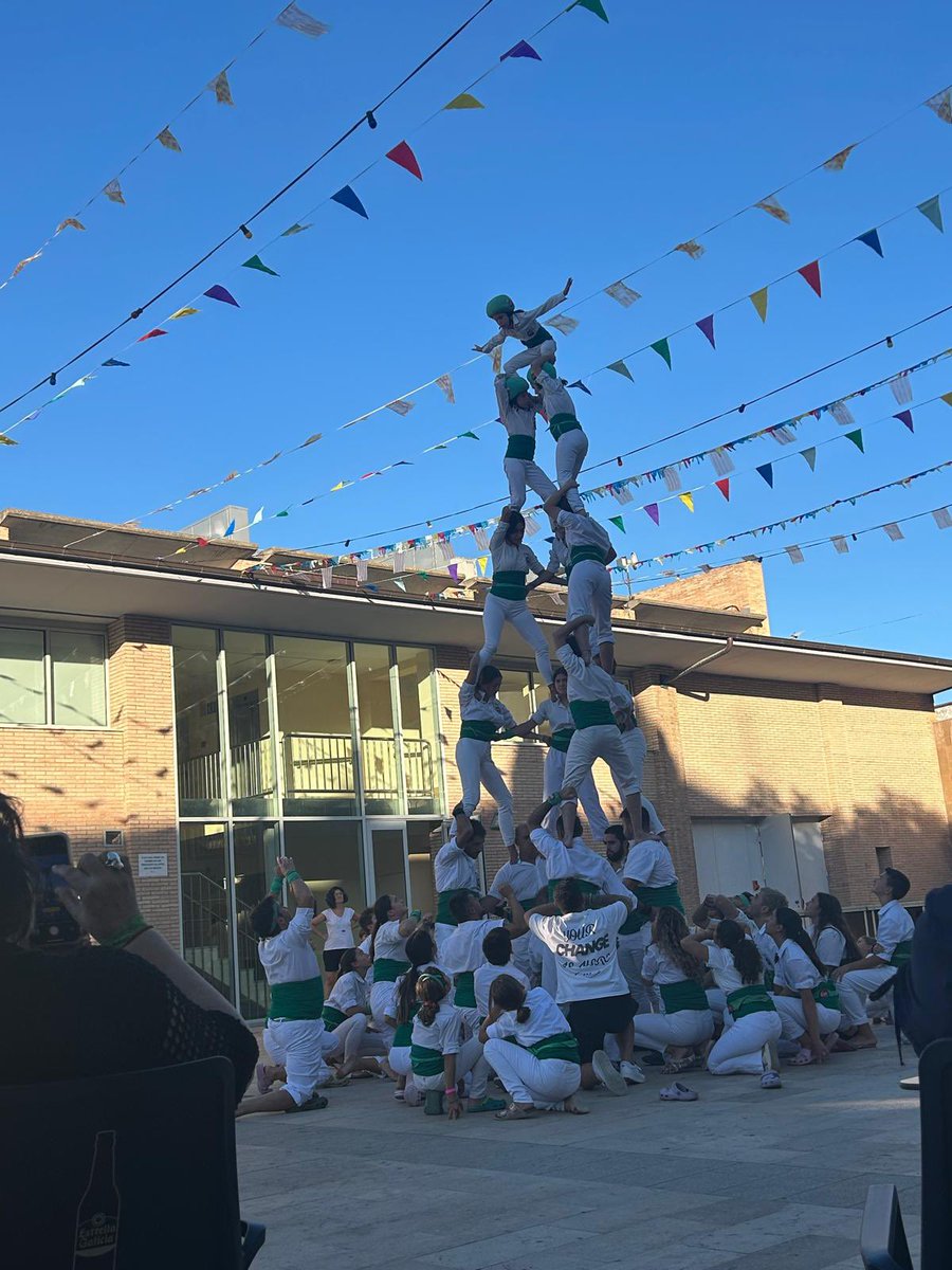 Ahir els Falcons vam ser presents en els actes de celebració de la Diada Nacional de Catalunya a la població d’Ascó, on vam realitzar les següents figures:

Pilar de 5 ps
Escala de 9
6 pilars de 3
Pira 5/5
Torreta
3d6 amb agulla
Ventalls
Piràmide drets de 5
2 pilars de 4 ps