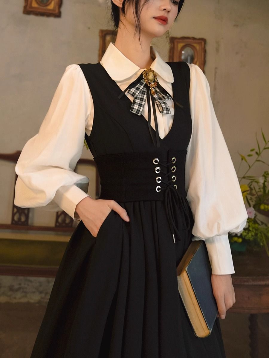 ManusxMachina's tweet image. 書斎の令嬢のクラシカルブラウス 
manus-machina.com/collections/ne… 
知的でノスタルジックな雰囲気を強調する、クラシカルな品格が漂うブラウス。ホワイト生地に仕立てられており、ふんわりとしたバルーンスリーブが優雅さを演出しています。