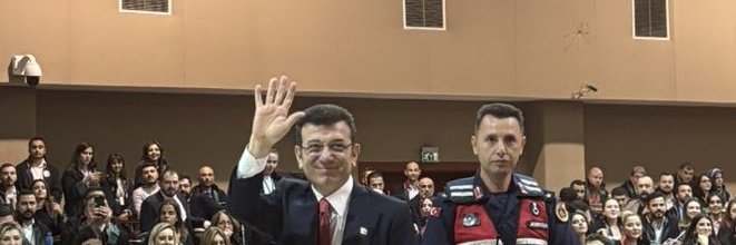 Darbe zamanında
Darbeci hakim ve savcılar önünde gülümsemek ve dik durmak,Mücadeleci onurlu bir duruştur