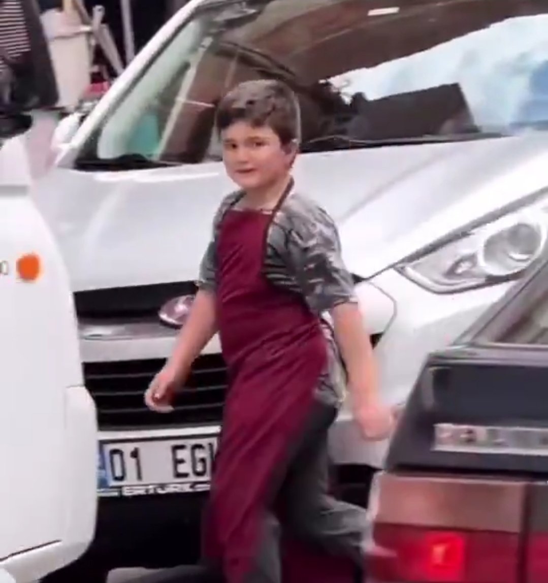 -Çocukluğunu yaşatmıyorlar sana bu dükkanda

+Abi bıyığını mulletini renkli gömleğini sikiyim bir şey almıycaksan siktir git 4 kişi yattığın okul yurduna