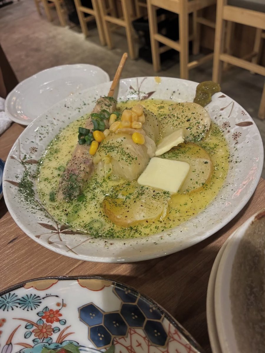 銀だことたけしの合併店舗🐙
期間限定のたこ焼きと、ポタージュのような見た目の鶏出汁おでんが美味しかったです。

予想外の組み合わせでしたが予想以上に楽しめました！

#新宿
#銀だこ
#たけし
#たこやき
#おでん
#株式会社task
#大島佑介