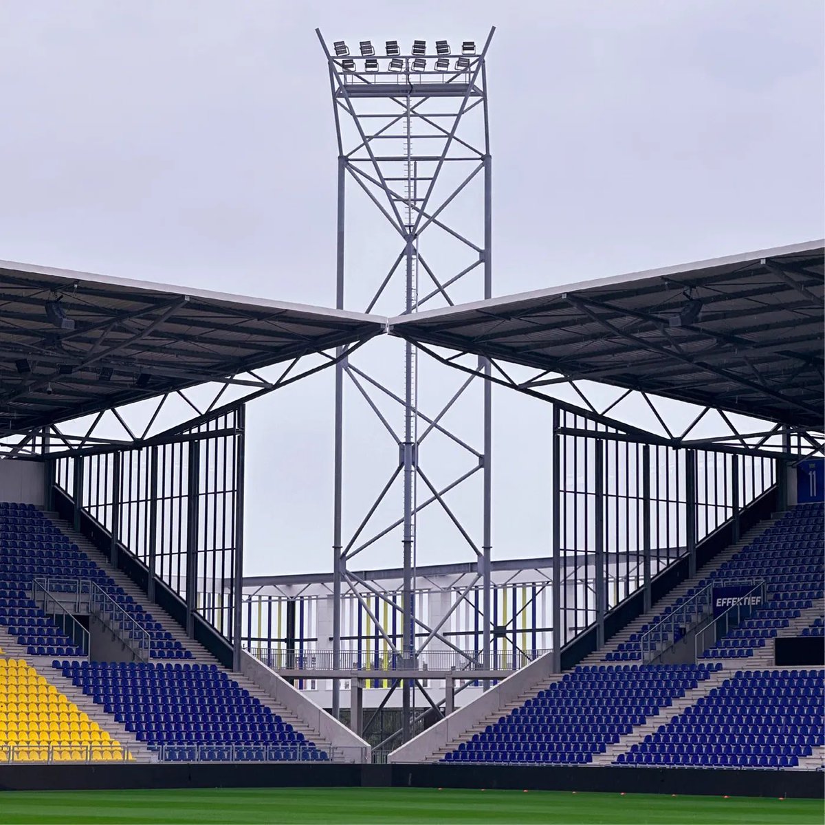Kooi Stadion, Leeuwarden. 𝘓𝘪𝘸𝘸𝘢𝘥𝘥𝘦𝘯.
#floodlightfriday #Cambuur