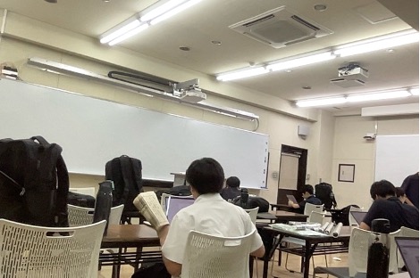 【明日！！】
ついに文化祭があと１日となりました！！
地歴部では明日のためにこれまで本当に多くの準備をしてきました！
下に上げる写真は昨日のものですが、みんな頑張ってくれているようです！
当日も全力で頑張りますので是非地歴部の展示をご覧ください！
＃海城　＃地歴研　＃文化祭　＃海城祭