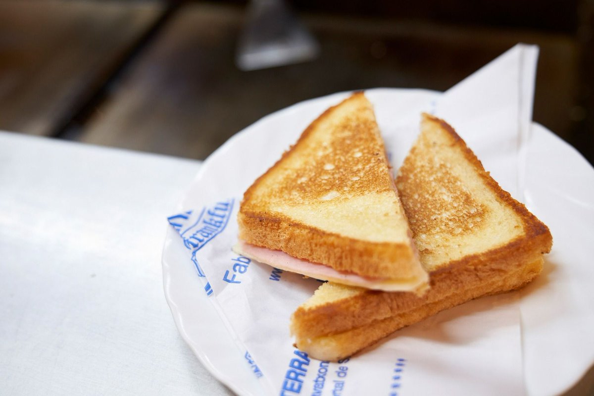 🥪 Daurat per fora, fos per dins
El nostre bikini de pernil i formatge, com cal: pa daurat, formatge fos i pernil fi.
🍺 Bikins amb caràcter
📍 Terrassa, Barcelona i Badalona

#BikiniCasaValles #TorradetPerfecte #FoodiesCatalunya