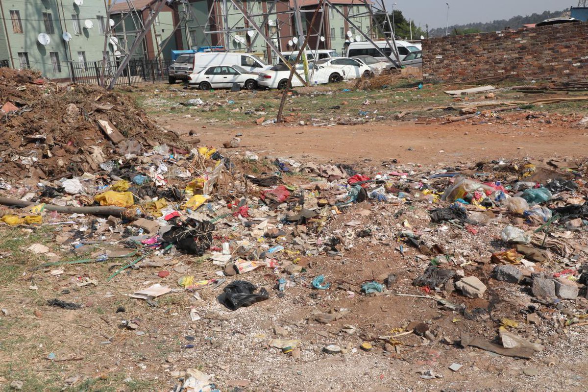 GPEnvironment's tweet photo. 🌍 Today we’re in Soweto – New Canada Road & nearby areas, clearing illegal dumping as part of the Beautification & Greening Programme
💬 Where are you based & how are you keeping your community clean?
#KeepGautengClean #BKB #GP1MillionTrees #G20 https://t.co/SACH9zB6CP