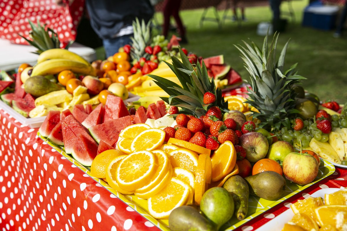 At Porridge &amp; Play we love to eat together round one big table. Sharing food across the generations encourages children to try new foods and feel part of their community. We're back in #Bridgeton this afternoon for more fruit, soup and Storyplay! 😍🍉☕