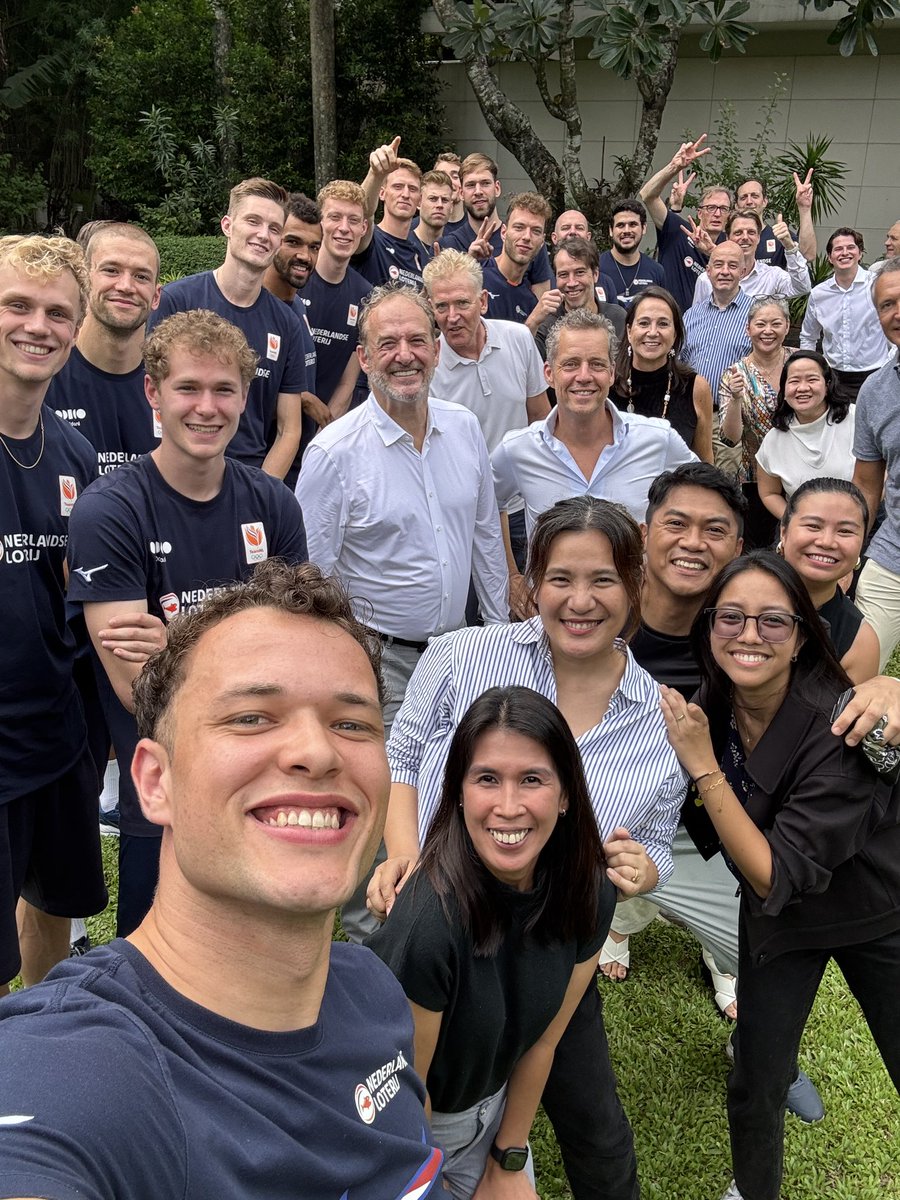 𝗦𝗽𝗲𝗰𝗶𝗮𝗹 𝘃𝗶𝘀𝗶𝘁! 👋🏻 Vandaag waren we op bezoek bij de Nederlandse ambassadeur in Manila. 🙏🏼

Thanks for the invitation! 🇳🇱

#LangeMannen #TeamNL #MWCH