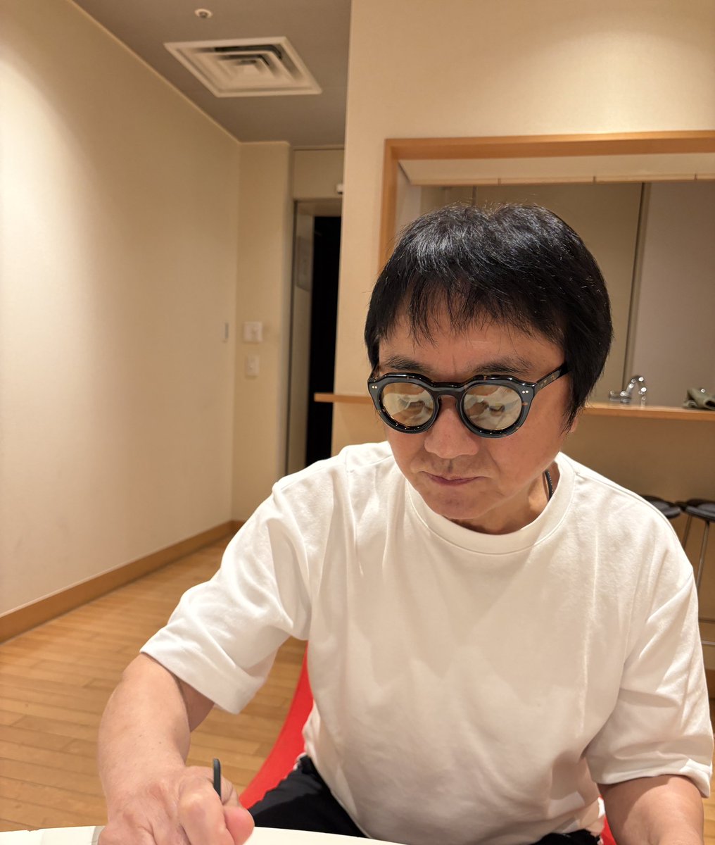 今日某後輩バンドドラマーに
長いツアーに出る前に、バンドとしての成長について
相談されてた

「冒険なくして、成長はない」
「皆にわかってもらえなかったとしても
仕掛けていきなさい」
「失敗は恐れない」

by山木秀夫