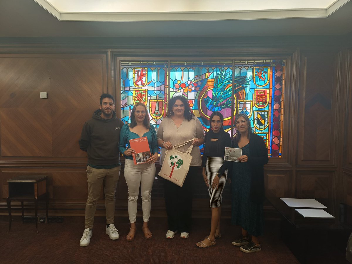 Ayuntamiento de León (@leonayto) on Twitter photo La concejala de Bienestar Social, Vera López, se ha reunido con representantes de la ONG <a href="/EntreculturasLE/">Entreculturas León</a> de España y Honduras. Sus integrantes han mostrado el trabajo que realizan en relación a la implantación del ODS 4 de la Agenda 2030 y su informe "Lo prometido es deuda". La concejala de Bienestar Social, Vera López, se ha reunido con representantes de la ONG <a href="/EntreculturasLE/">Entreculturas León</a> de España y Honduras. Sus integrantes han mostrado el trabajo que realizan en relación a la implantación del ODS 4 de la Agenda 2030 y su informe "Lo prometido es deuda".