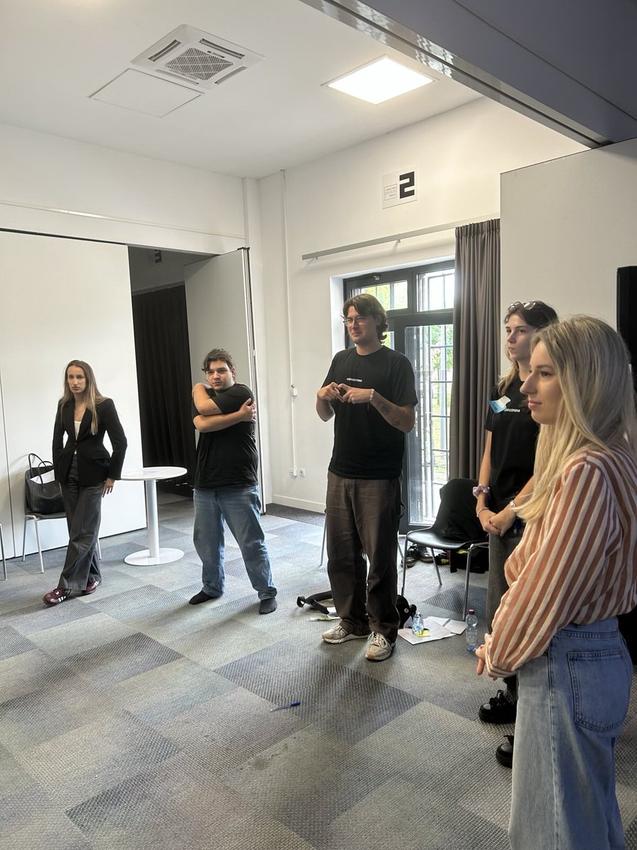 U Novom Sadu održana je prva radionica "Spoljna i bezbednosna politika i tvoj glas u lokalnoj zajednici”!

Naši učesnici i učesnice su kroz interaktivne radionice analizirali strane uticaje, razvijali zagovaračke inicijative i učili o ulozi mladih u zaštiti demokratskih