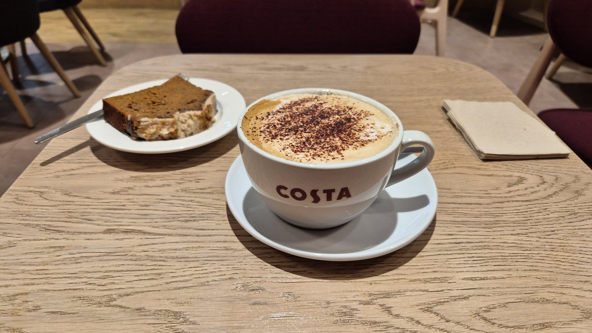 A quick caffeine boost before heading home after going to the bank and Dorringtons the bakers. The ginger nut loaf was lovely. Thanks for the treat, <a href="/CostaCoffee/">Costa Coffee</a>
#treatdrop #Coffee