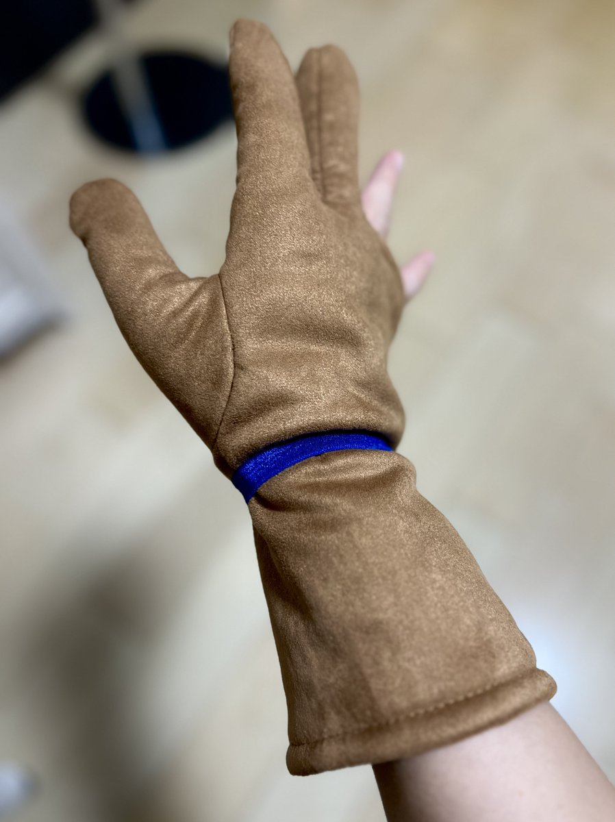 赤城さんの衣装作ってた。加賀さんと全生地おそろい🫶
胸当てにカーブ作るか平たく作るか悩んだけど、公式衣装参考にカーブを付けてみた👍とてもよい。明日が楽しみ！