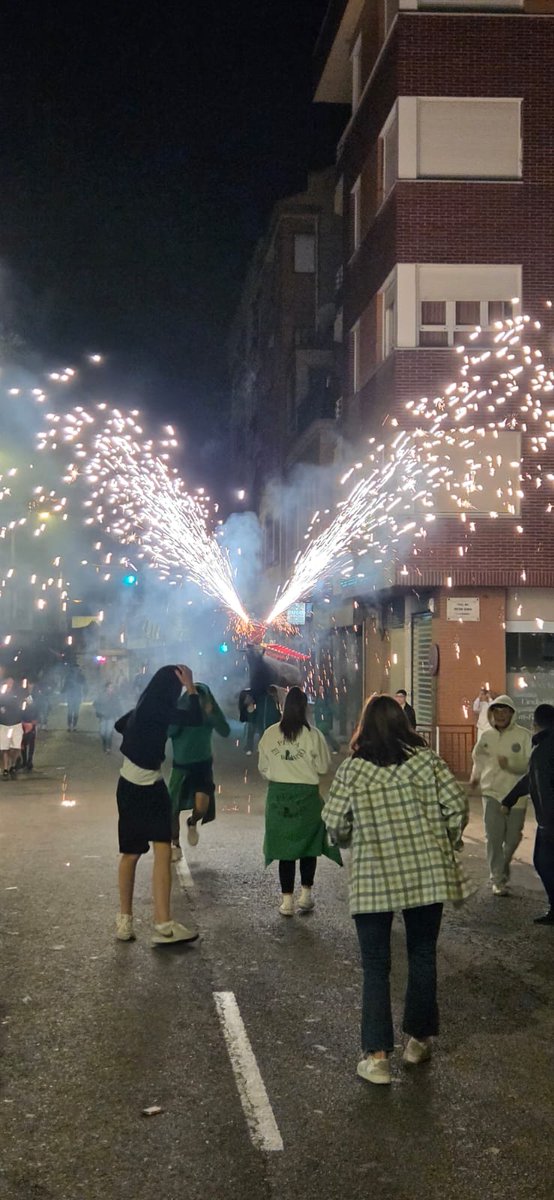 Seguimos sacando el #torodefuego en #Autol , aún quedan días de fiesta, acercaros es súper emocionante.

#magotutan #espectaculo #show #fiestas #tradicion #entretenimiento #niños #familiar