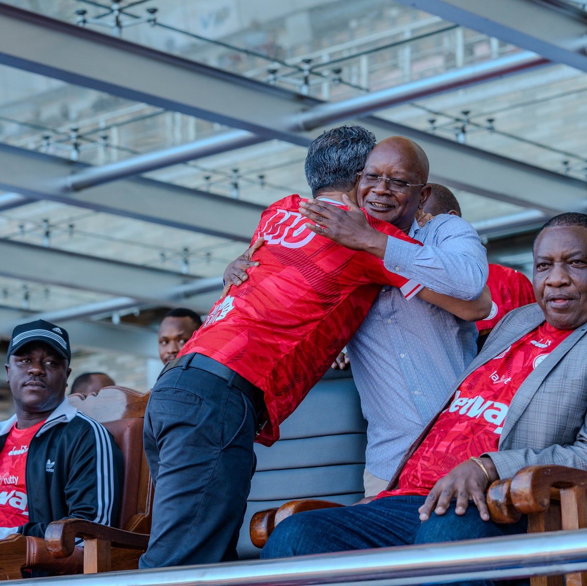 moodewji's tweet photo. Simba Day 2025 imekuwa ya kukumbukwa 🦁❤️

Shukrani za dhati kwa #Betway, wadhamini wetu wakuu, na washirika wote waliotuunga mkono. Pia tunawashukuru uongozi na Bodi ya Simba SC kwa juhudi kubwa za kuandaa Simba Day bora kuliko zote.

Na kwa mashabiki wetu wa nguvu, asanteni kwa kulijaza uwanja katikati ya wiki. Mmeonyesha kuwa Simba si timu pekee, bali ni nguvu isiyozuilika. Tunanguruma siku yoyote, muda wowote. 

This is Simba #NguvuMoja !