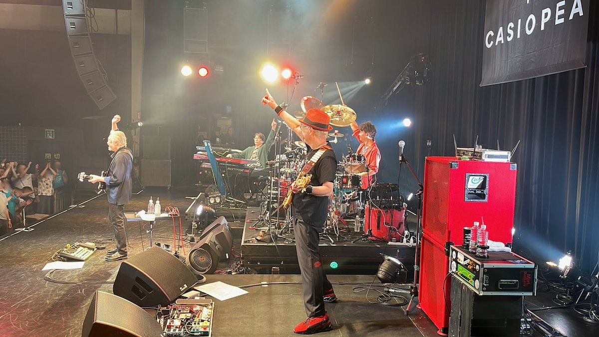 Casiopea_staff's tweet image. 昨夜は、【CASIOPEA／Summer Tour 2025～TRUE BLUE～】
川崎・クラブチッタ公演へご来場いただいた皆様、
大変な雨の中、誠にありがとうございました。
ライブができて本当によかったです！
大阪、名古屋、川崎と各会場、
本当にすごい盛り上がり、すごい声援、
ありがとうございました!!
終演後のTRUE