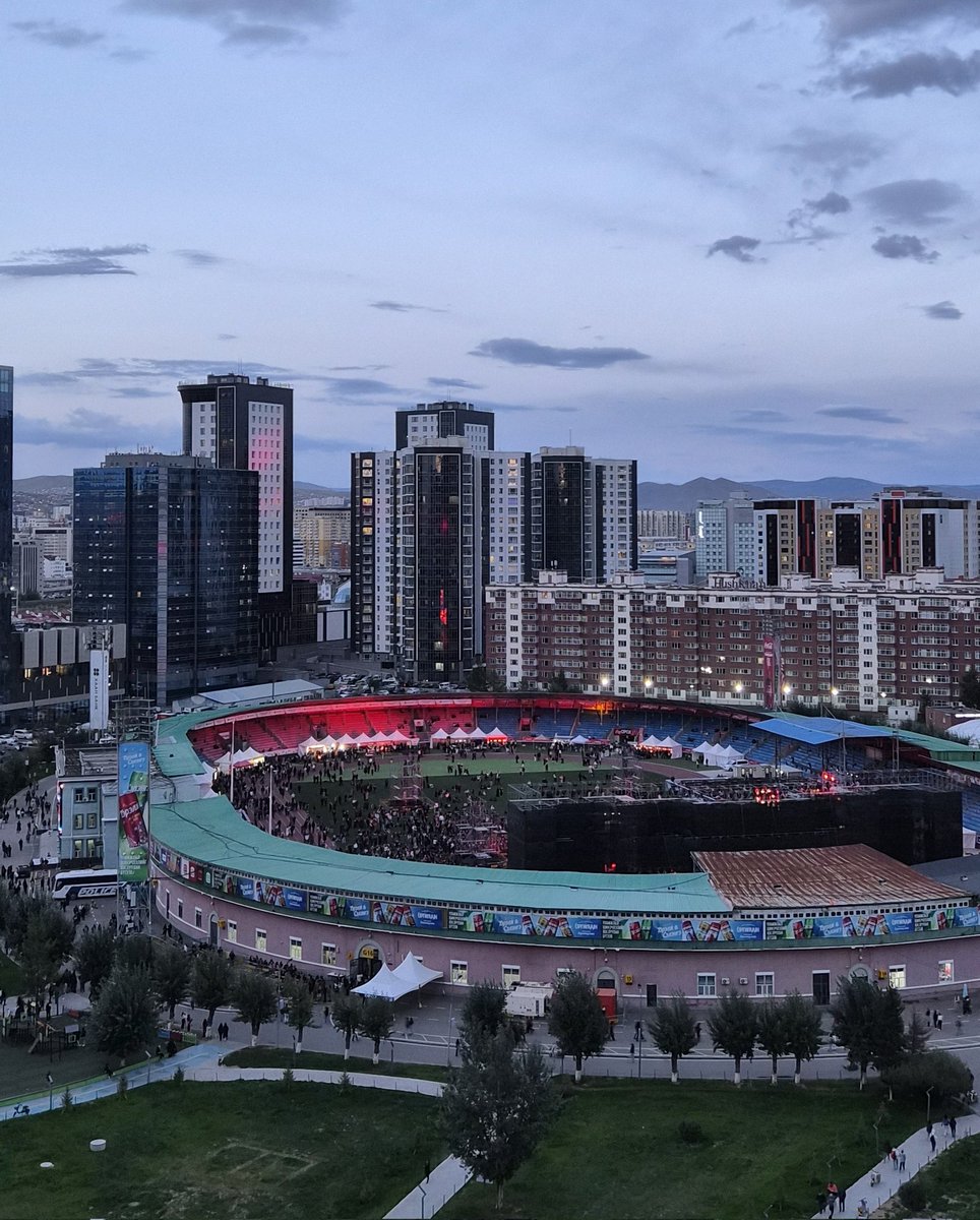 Хэн зб хийж байгаа юм болдоо, тоглолт эхэлсэн хүн цөөхөн. Тикет нь үнэтэй, бусад дуучид нь тохиромжгүй, дээрээс нь 9 сард гадаа болж л байдаг. Өмнөөс нь харамсаад байх юм