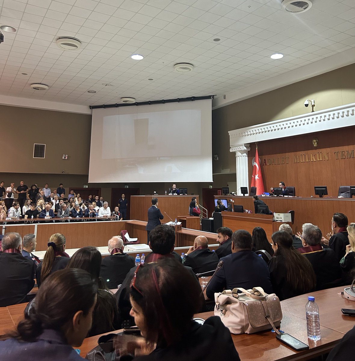 Hakim, 
İBB Başkanı Ekrem İmamoğlu’nun Avukatı Mehmet Pehlivan’ın avukatlık görevini, müdafilik yapmasını kabul etti! 

Tutsak meslektaşımız mesleğini ifa edecek, duruşmaya bağlanması bekleniyor. 

Gerçekten mesleğimiz adına da tarihi bir an..