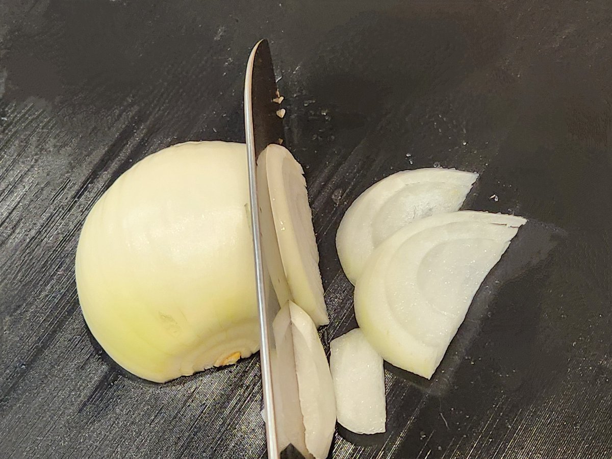 【お願い】
玉ねぎは…

切ってすぐ加熱しないでーー！！
切ってすぐ加熱しないでーー！！
切ってすぐ加熱しないでーー！！

玉ねぎは切って10分置いておくと、血液の流れをよくしてくれるアリシンという成分が増えるんです！！

時間がある時は玉ねぎは切って時間をおいて加熱すると良いですよ！！