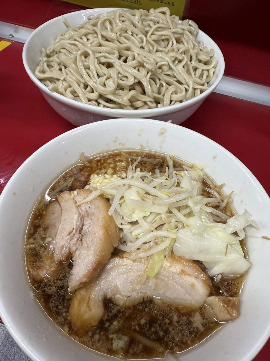 【ラーメン二郎 湘南藤沢店】#51
19:27の到着で外待ち1人に接続。麺あげヒロさん。
今期11杯目の藤沢つけ。
大つけニンニク少なめヤサイ
ややコンディション不良により撃沈。食べてる最中から無理かもと不安がよぎる。今期のつけはこれで締めになるのか。不甲斐ない。
