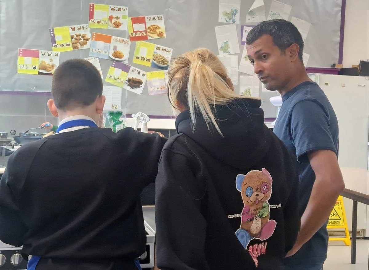 ValleyLAcademy's tweet photo. Last night we enjoyed our first family cook session of the term. Great opportunity to relax, cook a healthy meal & get advice from local health practitioners! So happy that some of our primary friends from St Annes joined us! #CommunityHub #TogetherWeStrong #BeEngaged #Enrichment https://t.co/5QUI9M7cQm
