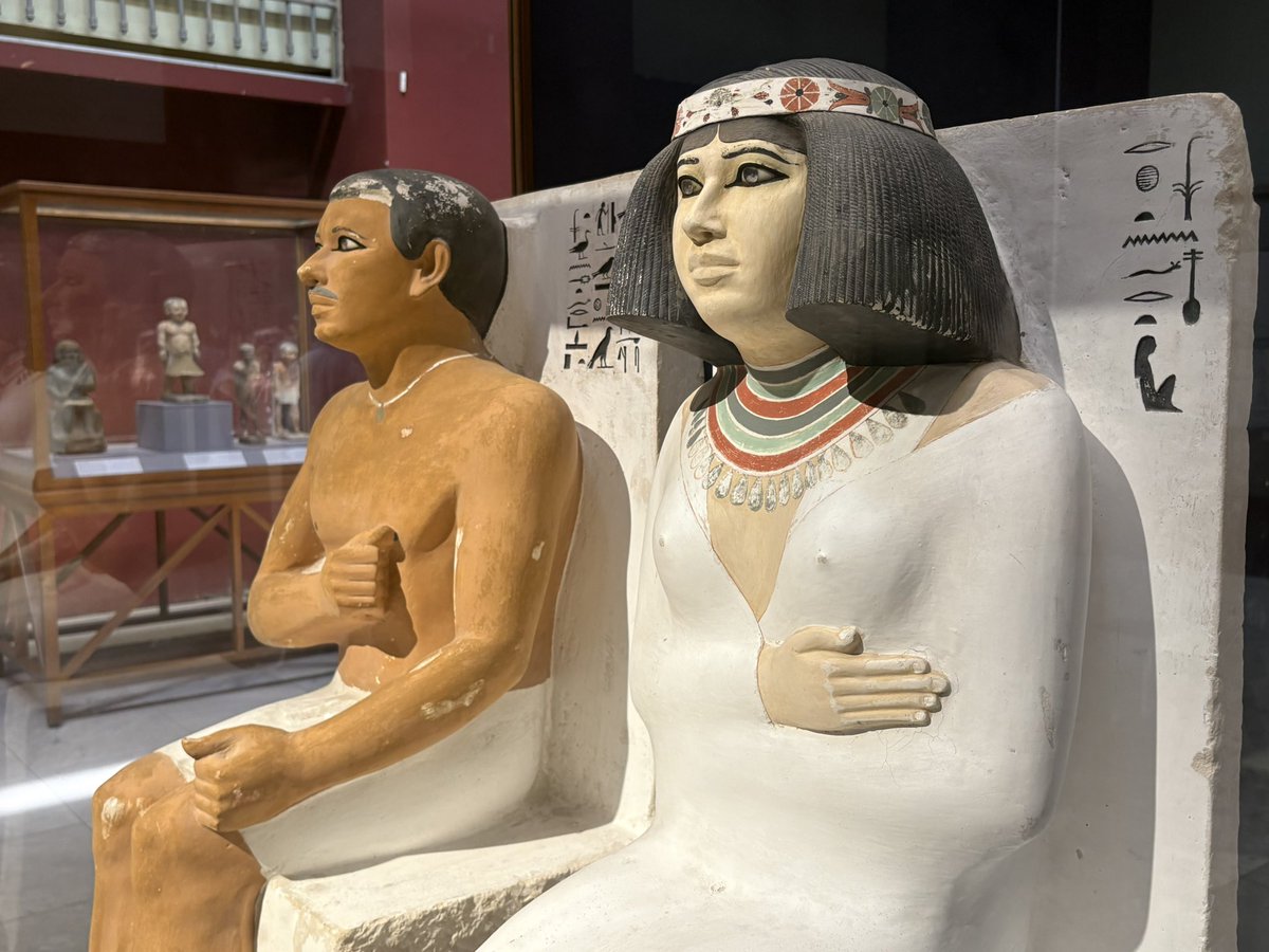 古代エジプト美術の夫婦像の傑作、ラーへテプとネフェルトの像。眼の