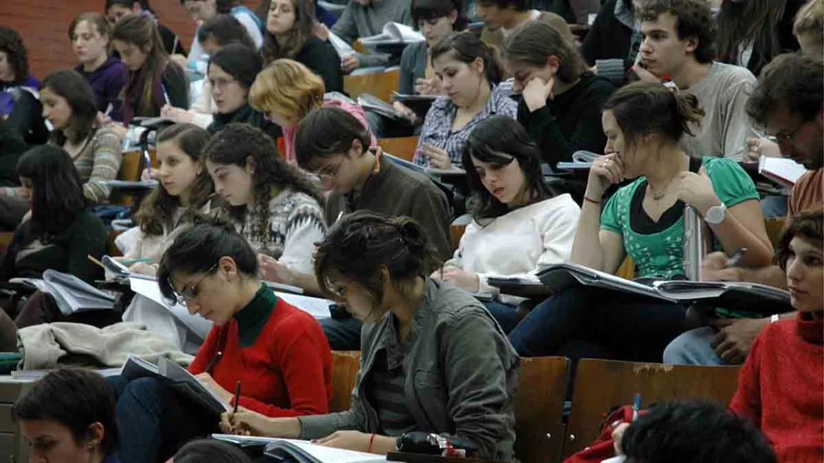 #ElPrimero
Estudiar, alquilar y trabajar, inviable
"Los estudiantes no pueden pagar alquiler; entonces, muchos dejan de estudiar. Otros deben trabajar e/7 y 9 hs diarias y eso retrasa el estudio. Círculo vicioso"
@falvarezdecelis, Fundación <a href="/tejido_urbano/">Tejido Urbano</a>
youtube.com/@laochoam830