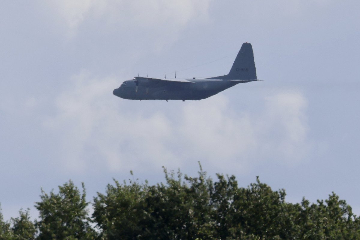 I chose the wrong spot, but still enjoyed a great perspective of the Airbus A400M and C-130 Hercules. 

#falconleap #NLspot #aviation #avgeek #aviationphotography #planespotting